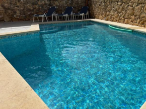 4 Bedroom Farmhouse with Private Pool